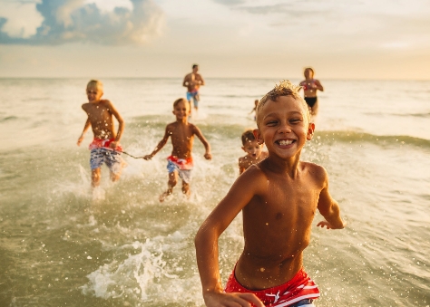 candid beach family photos